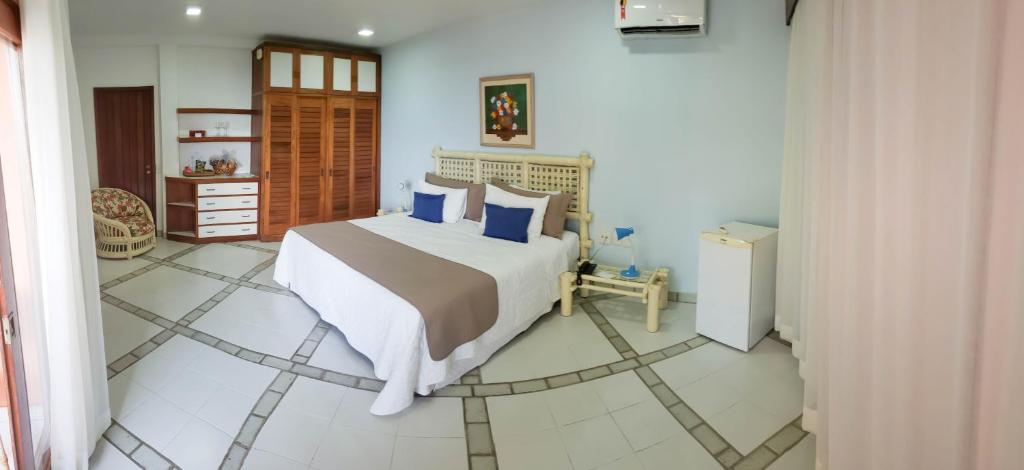 Quarto do Colonna Galapagos Garden Hotel, em Búzios, com cama de casal.