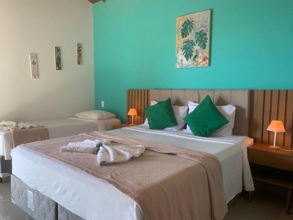 Quarto da Foca Guest House, em Búzios, com cama de casal e cama de solteiro.
