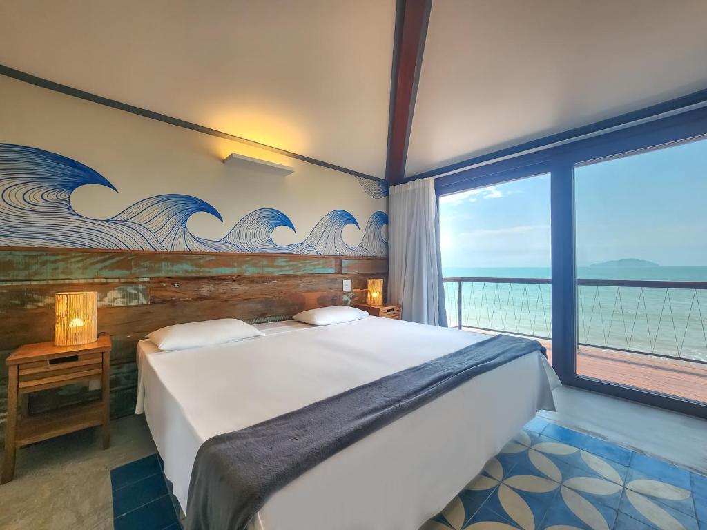 Quarto da Nativa Búzios com varanda voltada para o mar de Búzios.