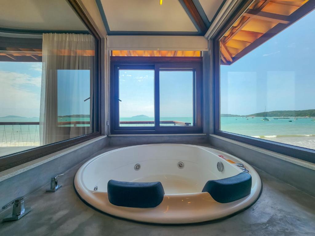 Banheira de hidromassagem da Nativa Búzios com vista para o mar.
