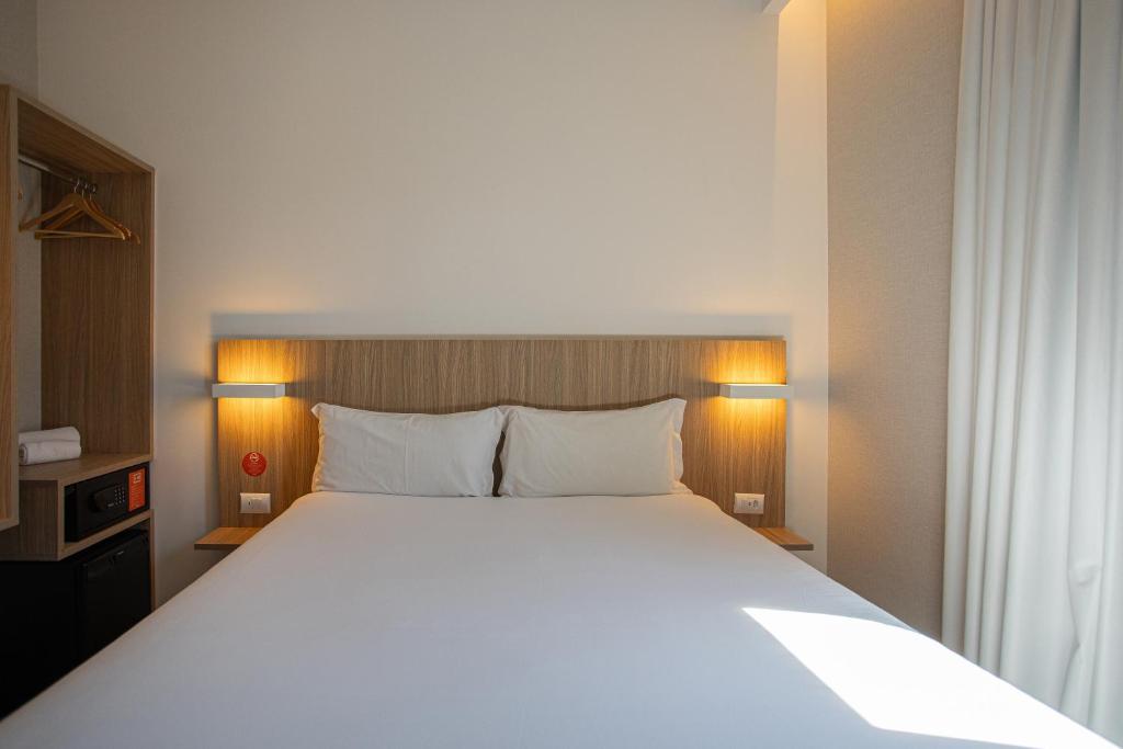 Quarto do Hotel Moov Curitiba, no Batel, Curitiba.