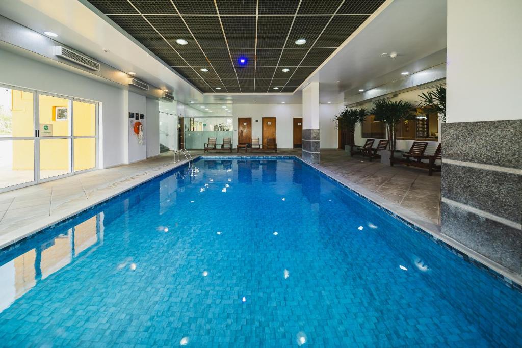 Piscina coberta do Hotel Nacional Inn Curitiba Santa Felicidade, em Santa Felicidade, Curitiba.