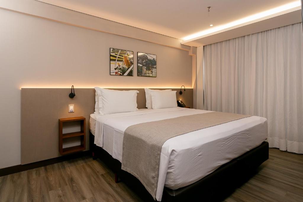 Quarto do Hotel Roochelle Convention by Nobile, no Centro de Curitiba.