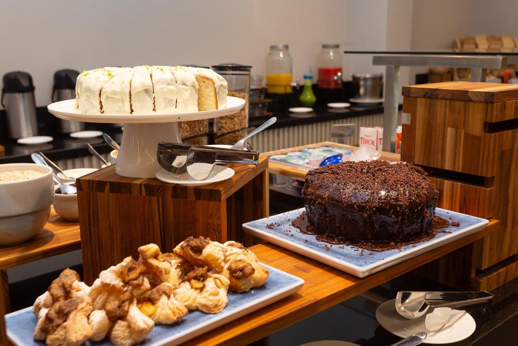 Buffet de café da manhã do Hotel Roochelle Convention by Nobile, no Centro de Curitiba.