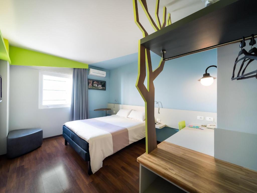 Quarto do ibis Styles Curitiba Centro Cívico, no Centro Cívico de Curitiba.