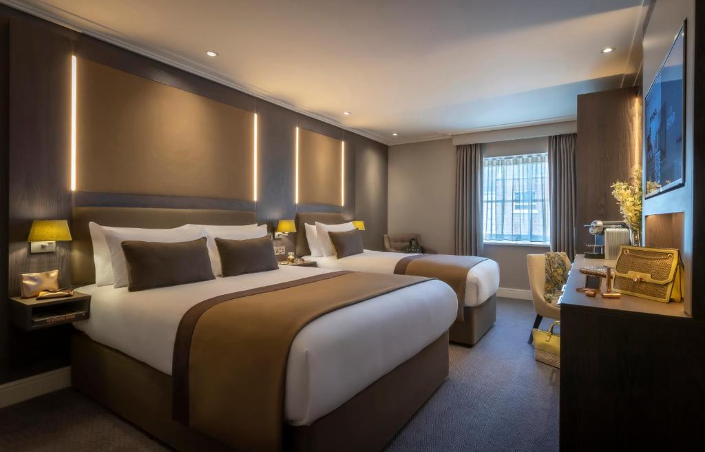 Quarto do Belvedere Hotel Dublin City Centre, em Dublin, com duas camas de casal.