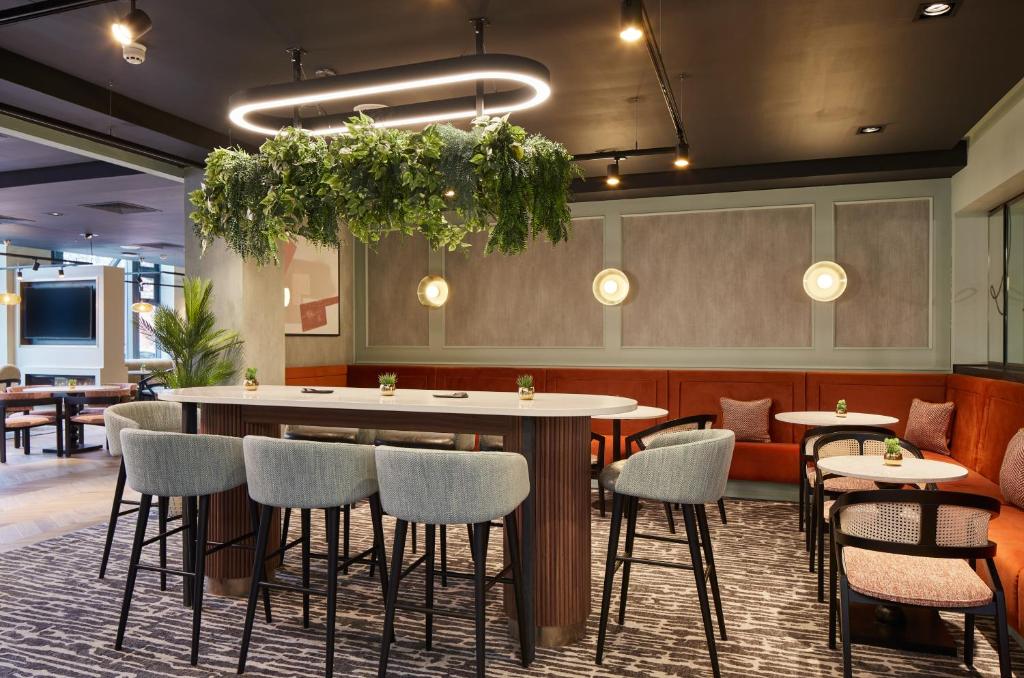 Lounge do Leonardo Hotel Dublin Christchurch, em Dublin, com mesas altas.