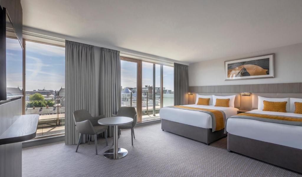 Quarto do Maldron Hotel Smithfield Dublin City, em Dublin, com duas camas de casal.