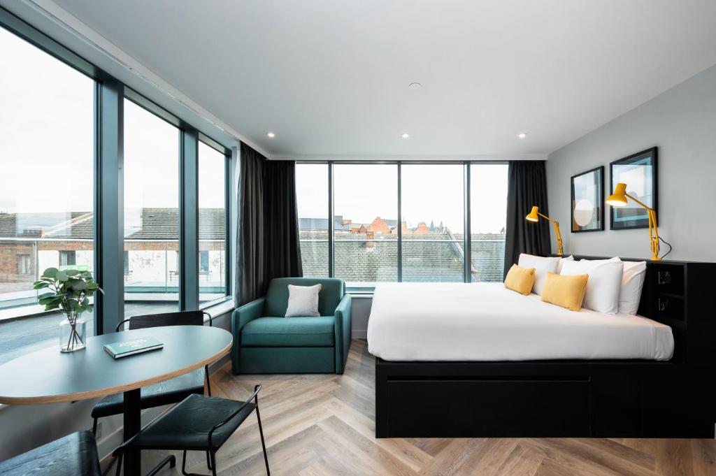 Estúdio do Staycity Aparthotels Dublin Tivoli, em Dublin, com vista pela janela.