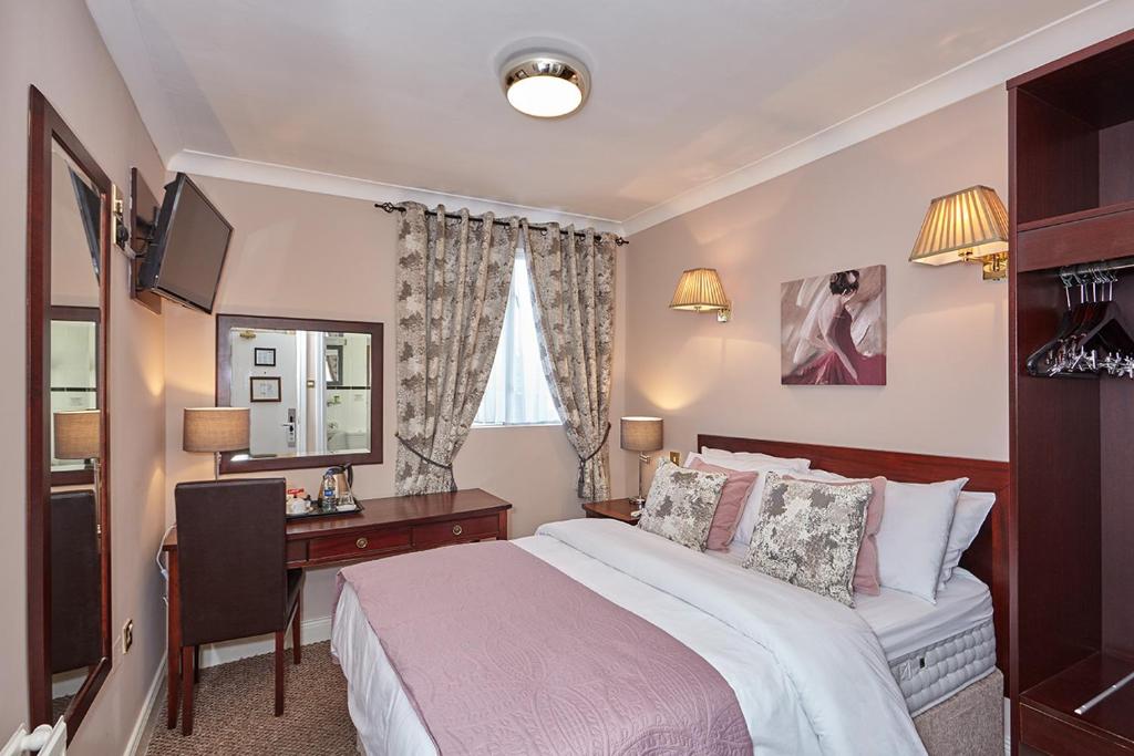 Quarto do Uppercross House Hotel, em Dublin, com cama de casal e decoração clássica.