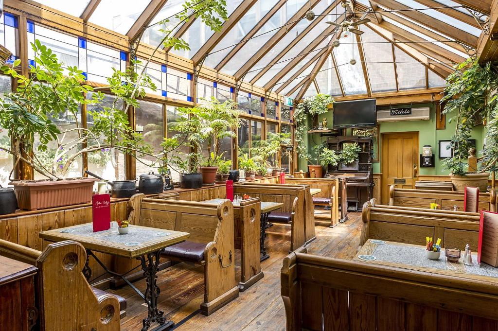 Restaurante do Uppercross House Hotel, em Dublin, com jardim de inverno.