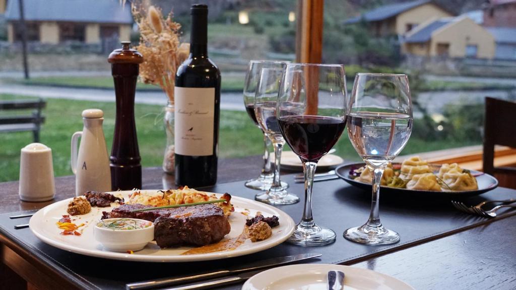 Jantar servido no Destino Sur Hotel & Spa de Montaña, em El Chaltén, com carne, vinho e massa.