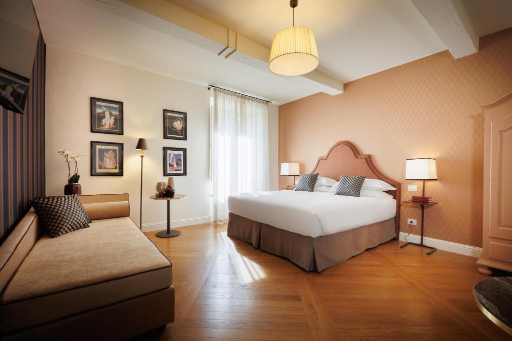 Quarto da Maison Santa Croce, em Florença, com cama de casal e sofá.