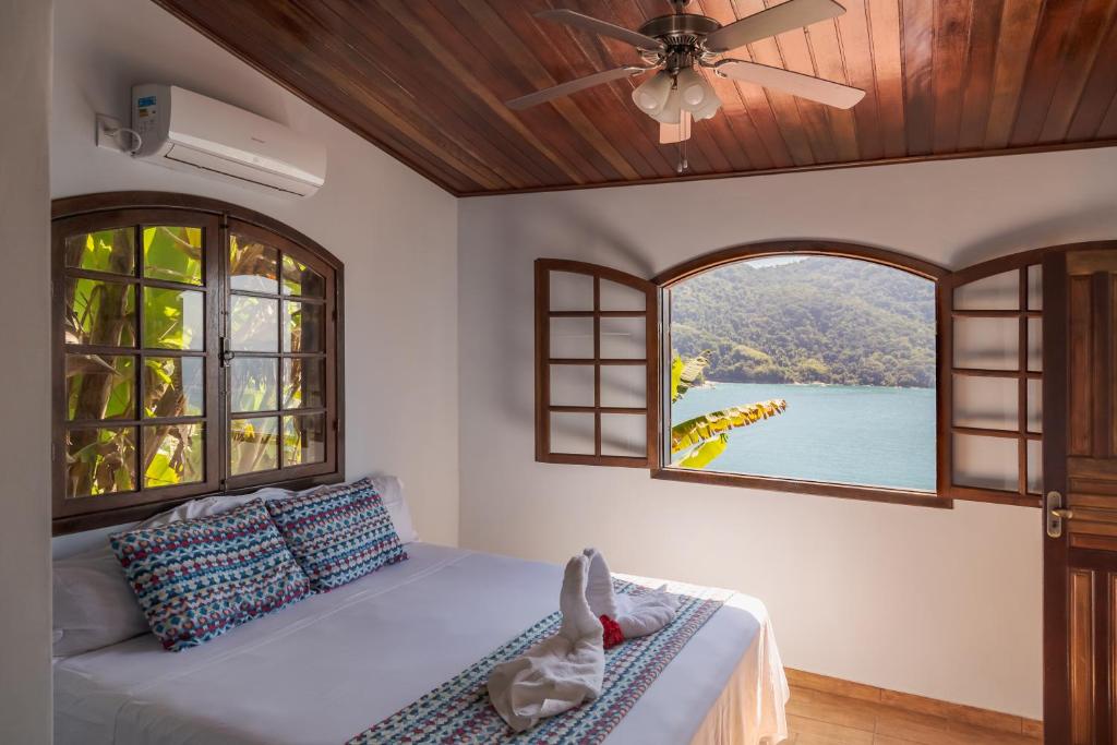 Quarto da Pousada Toca do Mar, em Ilha Grande, com vista para o mar.