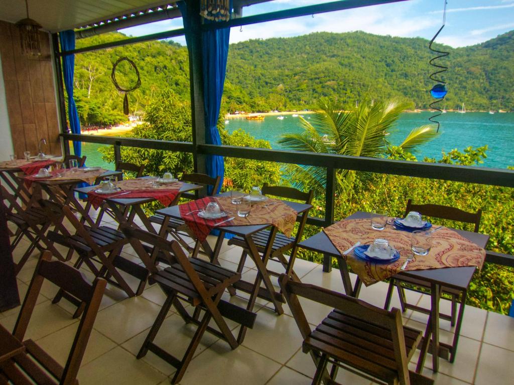 Restaurante da Pousada Toca do Mar, em Ilha Grande, com vista para o mar.