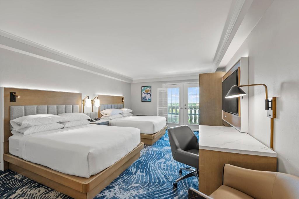 Quarto do Crowne Plaza Orlando Downtown, em Orlando, com duas camas de casal e bancada de trabalho