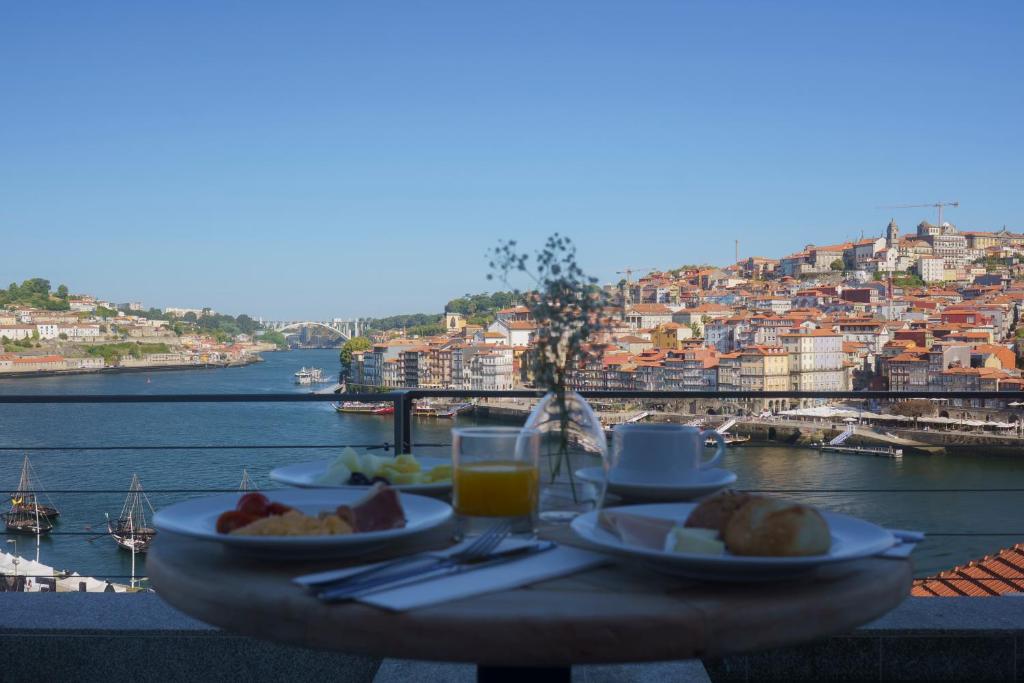 Café da manhã do Porto River Soul Hotel, no Porto, com vista para o Rio Douro e a cidade
