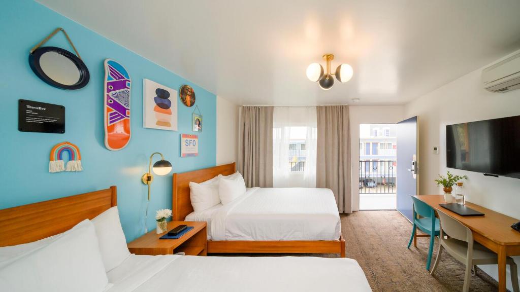 Quarto do Beck's Motor Lodge, em Castro, San Francisco, com duas camas de casal.