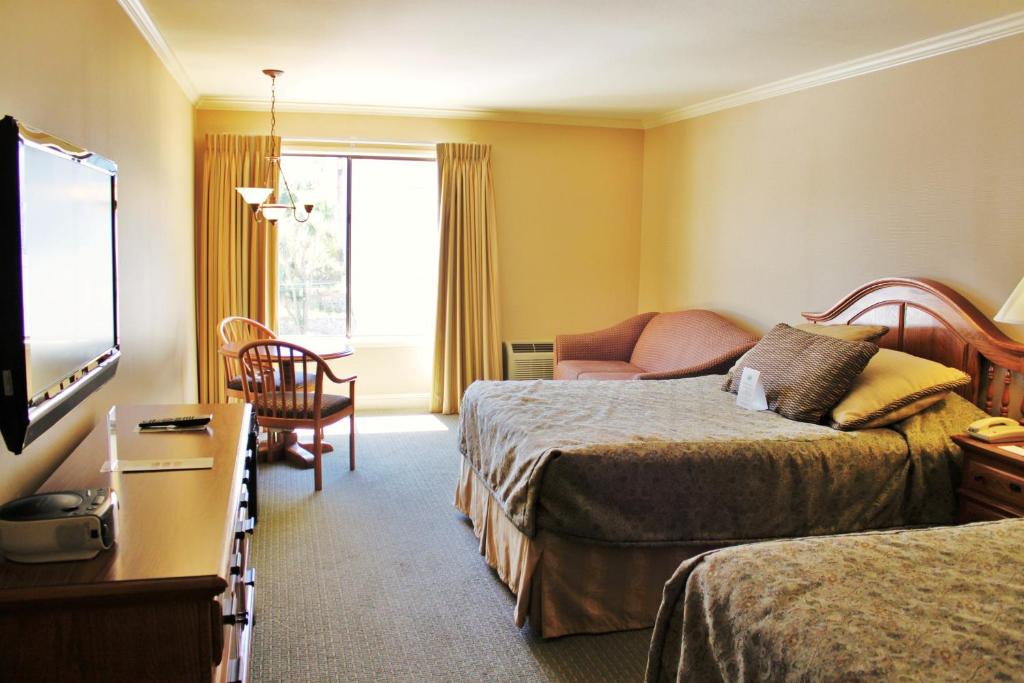 Quarto do Columbus Inn, em North Beach, San Francisco, com duas camas e janela ampla.