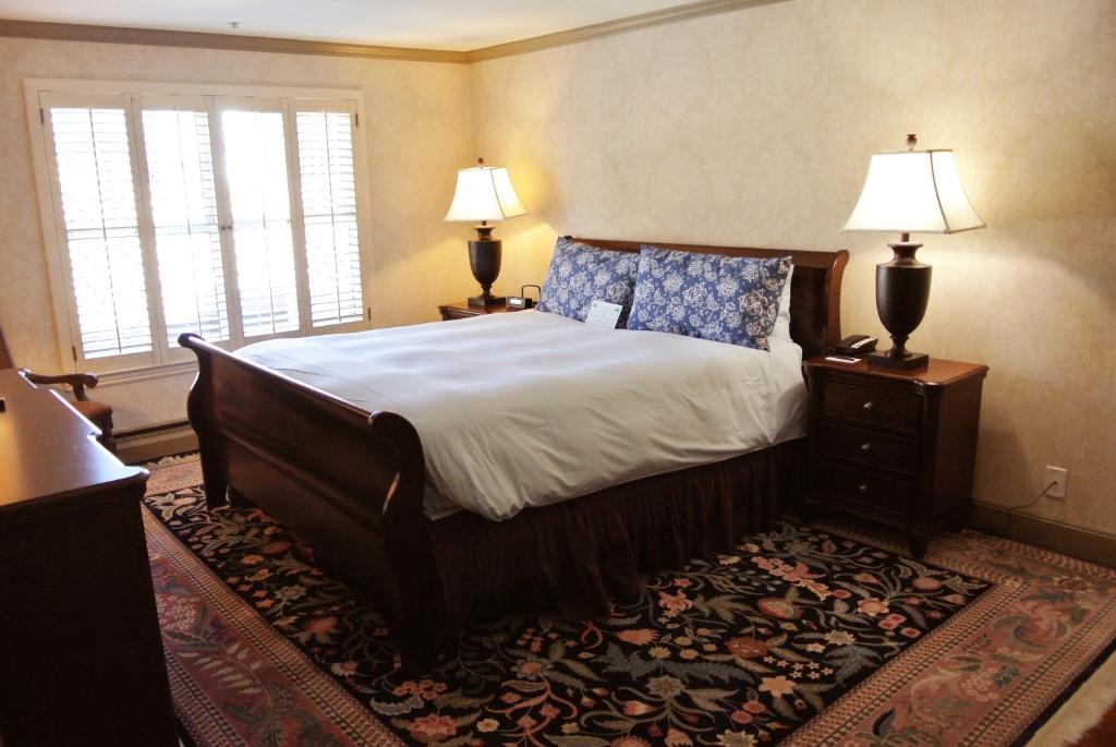 Quarto do Cow Hollow Inn and Suites, em Marina District, San Francisco, com cama de madeira.