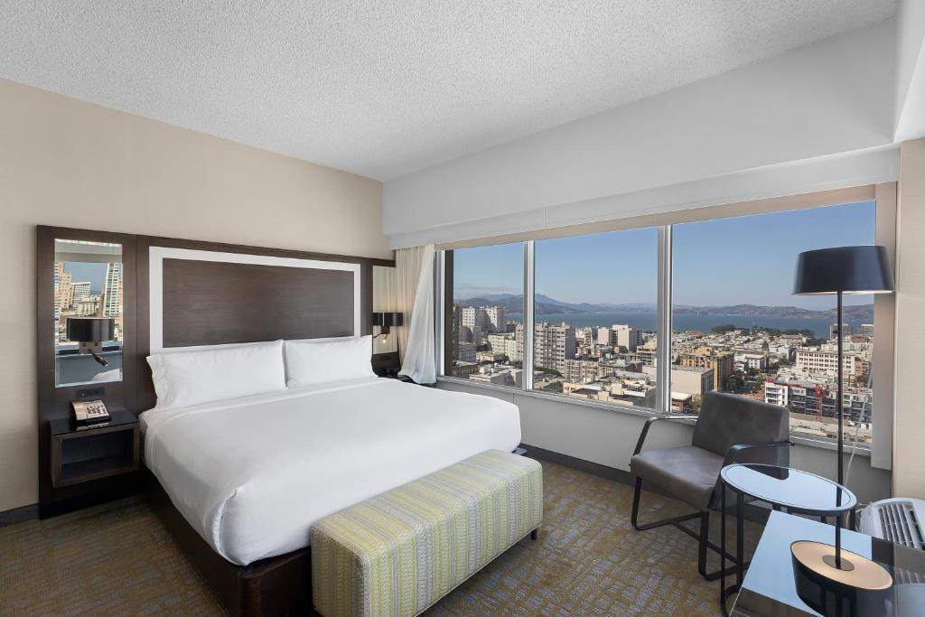 Quarto do Holiday Inn San Francisco Golden Gateway, em Nob Hill, San Francisco, com vista para a cidade.