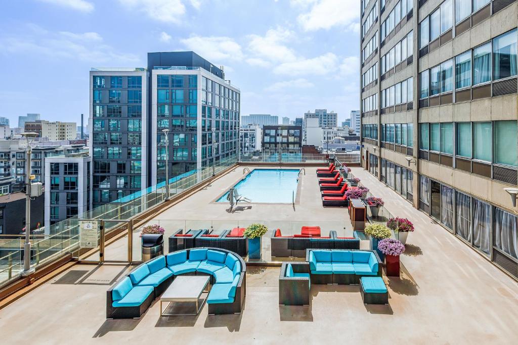 Piscina na cobertura do Holiday Inn San Francisco Golden Gateway, em Nob Hill, San Francisco.