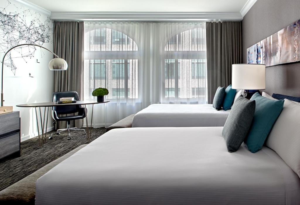 Quarto do Hotel Zelos San Francisco, em San Francisco, com duas camas de casal.