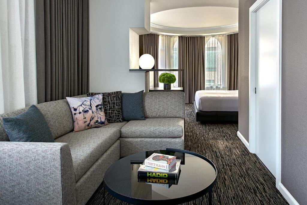 Suíte do Hotel Zelos San Francisco, em San Francisco, com sala e quarto integrados.