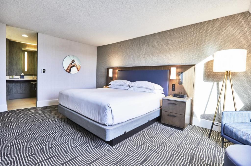 Quarto do Riu Plaza Fisherman’s Wharf, em San Francisco, com cama de casal.