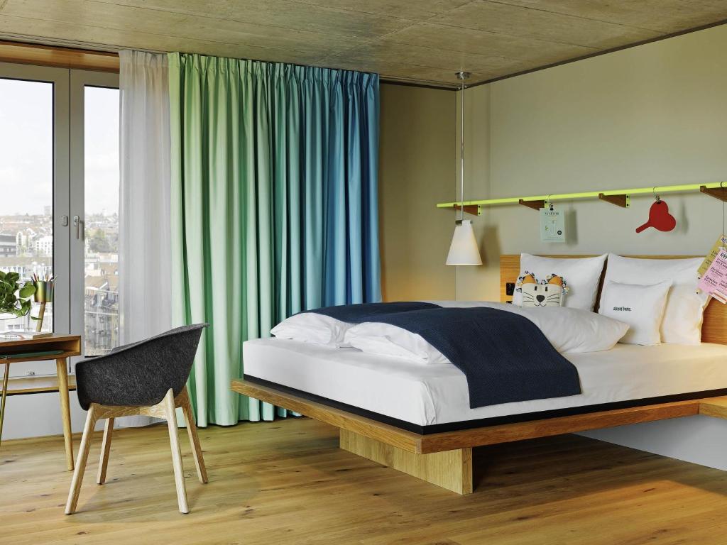 Quarto do 25hours Hotel Langstrasse, em Zurique, com decoração contemporânea.