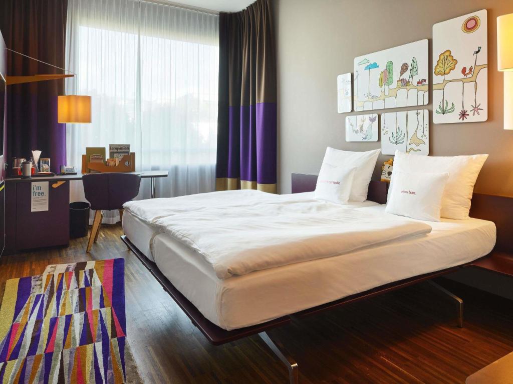 Quarto do 25hours Hotel Zürich West, em Zurique, com decoração moderna.