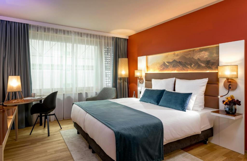 Quarto do Leonardo Hotel Zurich Airport, em Zurique, com cama de casal.