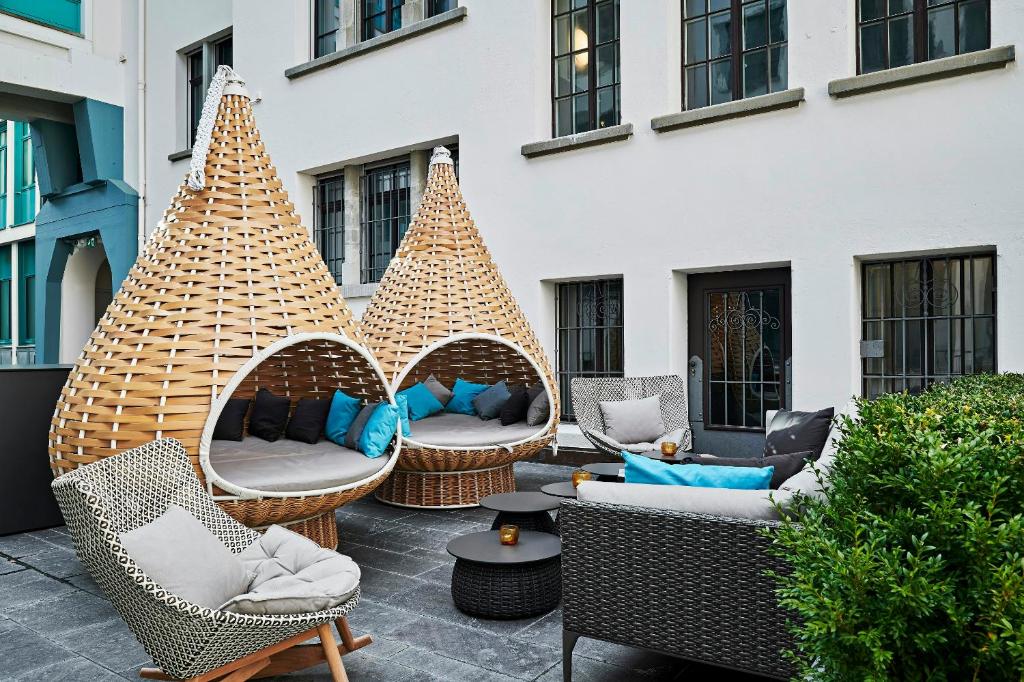 Área externa do Motel One Zürich, em Zurique, com lounges de vime.