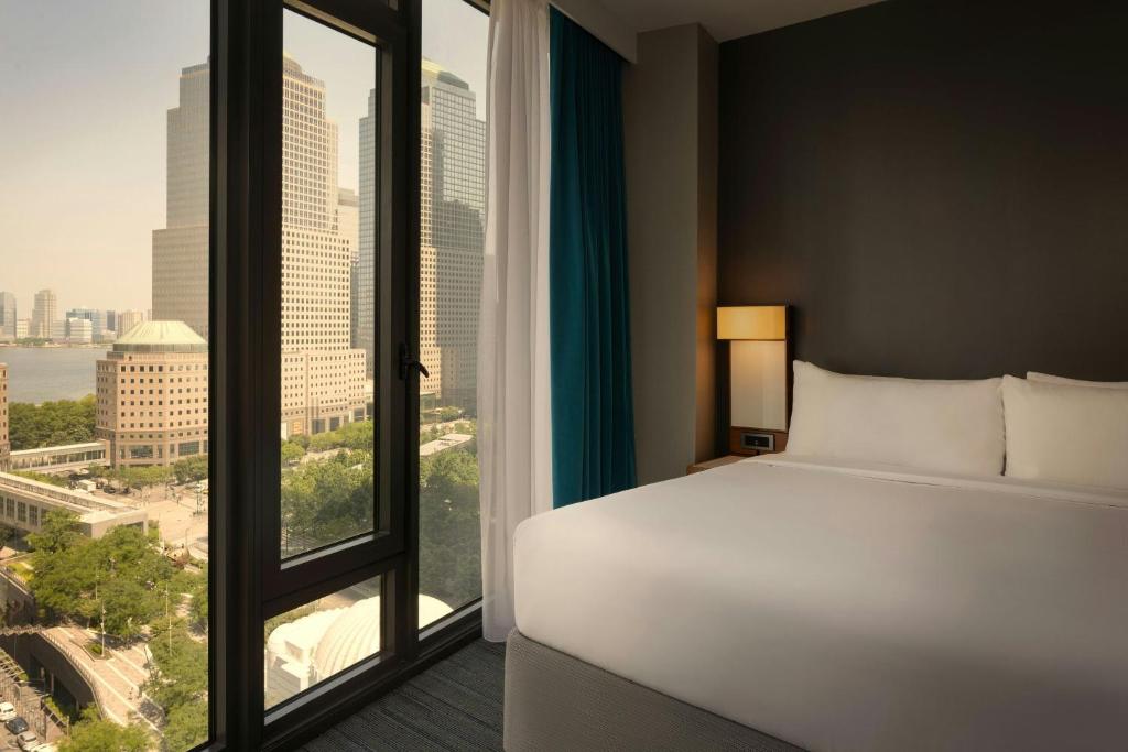 Quarto do The Cloud One New York Downtown by the Motel One, em Nova York, com cama de casal e janelas panorâmicas.