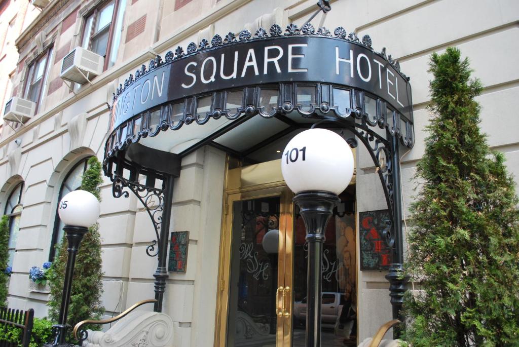 Entrada do Washington Square Hotel, em Greenwich Village, Nova York, com marquise de ferro ornamentado.