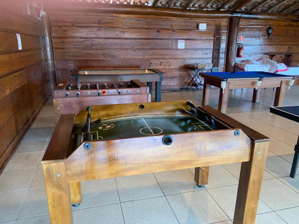 Salão de jogos do Chalé Caiçara, no Litoral Norte de SP.