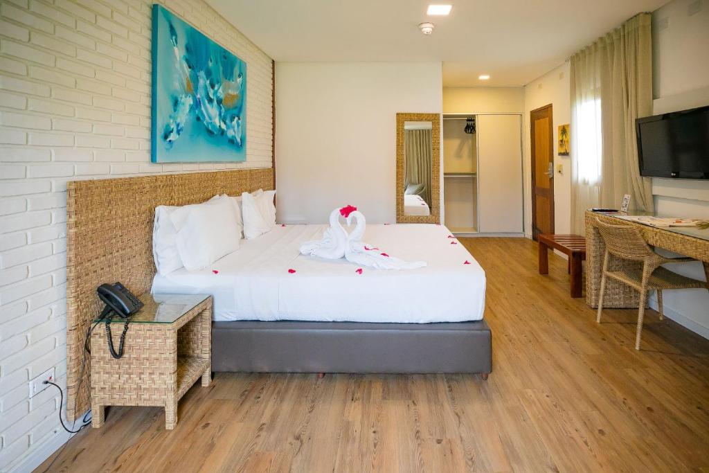Quarto do Grand Oca Maragogi All Inclusive Resort, em Maragogi, com cama de casal e decoração em fibras naturais