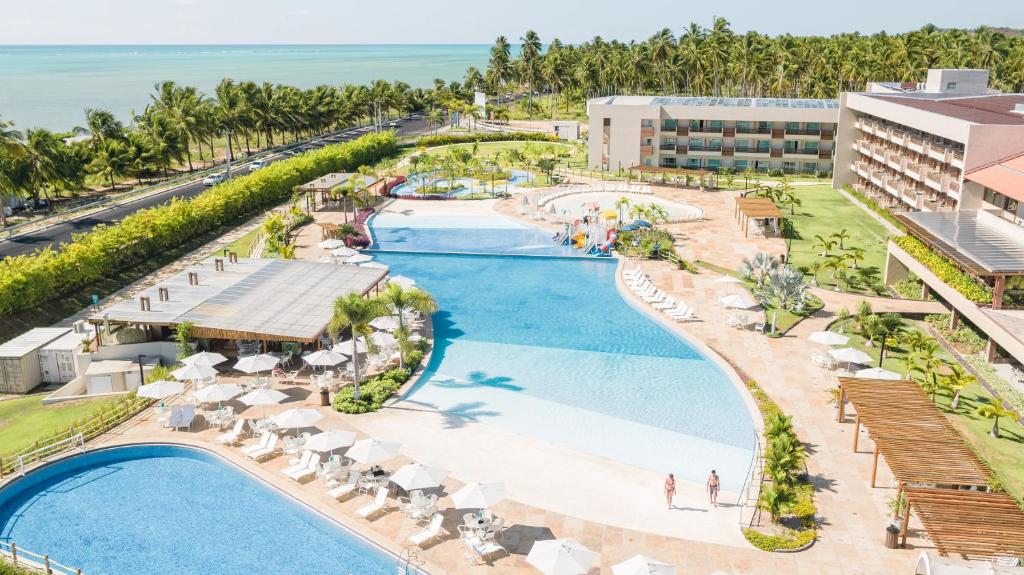 Piscinas do Japaratinga Lounge Resort All Inclusive, em Japaratinga, com vista aérea para o mar