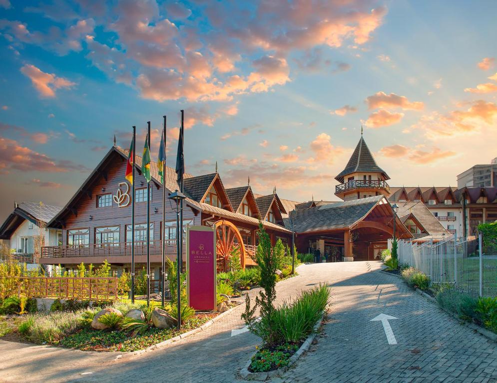 Fachada do Bella Gramado Resort & Spa by Gramado Parks, em Gramado, com arquitetura em madeira e torre