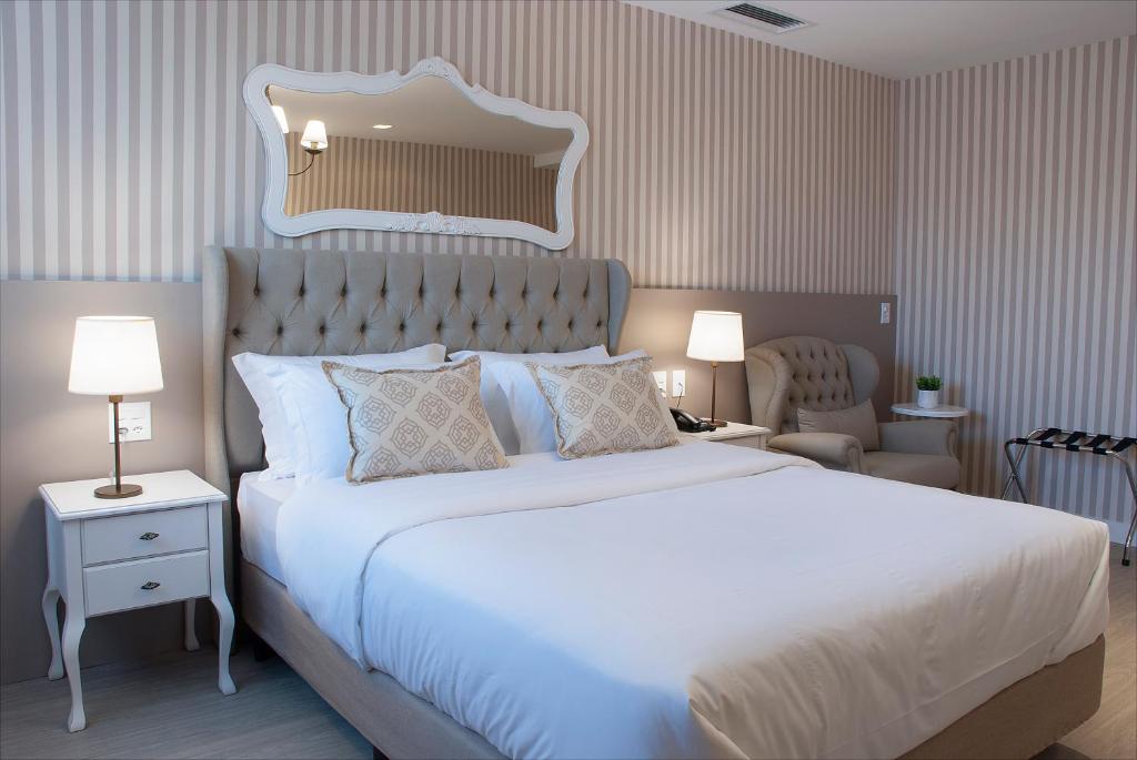 Quarto do Bella Gramado Resort & Spa by Gramado Parks, em Gramado, com cama de casal e cabeceira capitonê