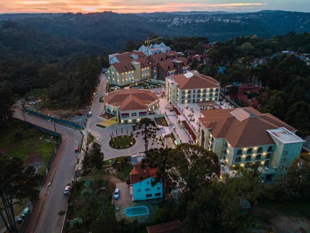 Vista aérea do Buona Vitta Gramado Resort & Spa by Gramado Parks, em Gramado, cercado por áreas verdes