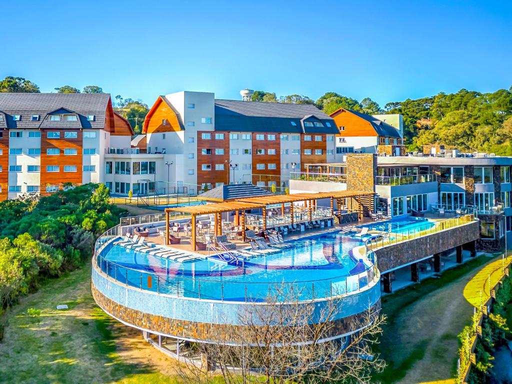 Área externa do Laghetto Resort Golden Oficial, em Gramado, com piscina elevada e prédios ao fundo