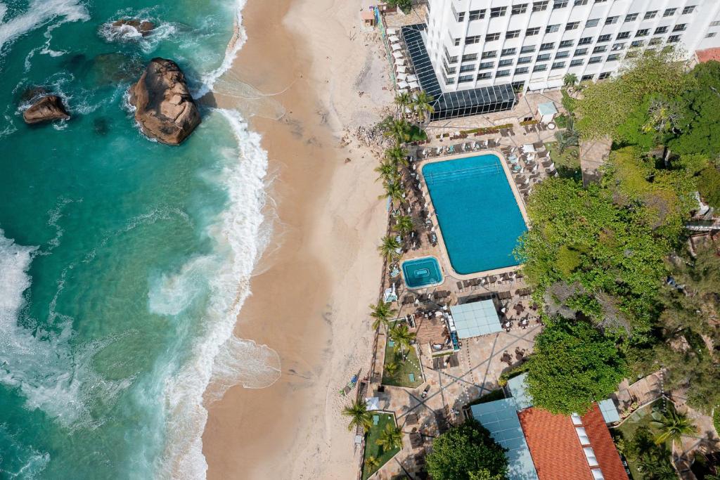 Vista aérea do Sheraton Grand Rio Hotel & Resort, no Rio de Janeiro, com piscina junto à praia.