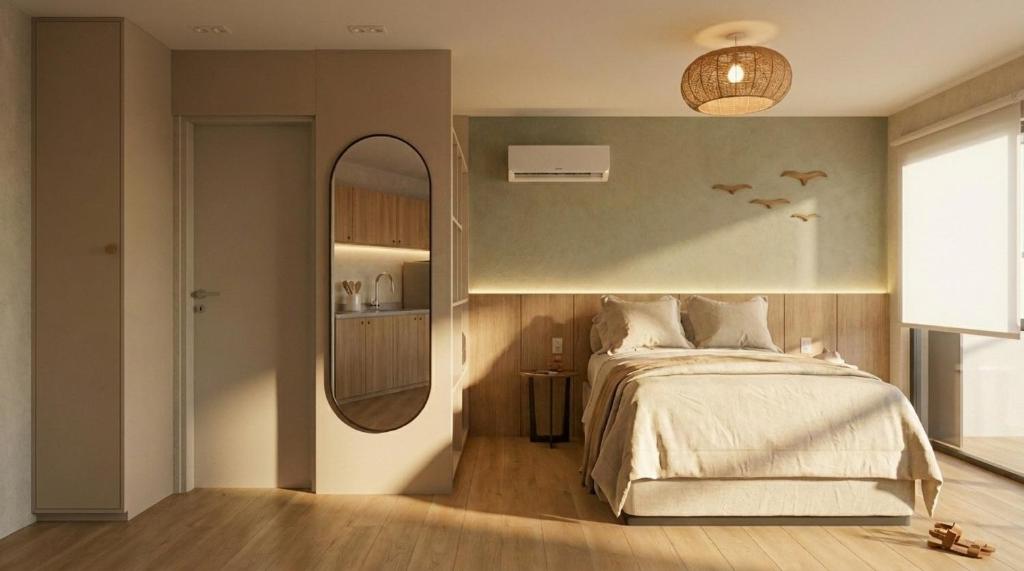 Quarto do Porto Beach Resort Marulhos, em Porto de Galinhas, com cama em tons neutros e espelho oval
