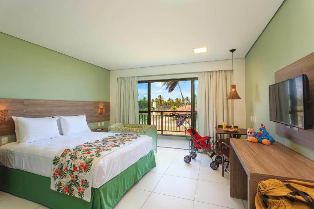 Quarto do Viva Porto de Galinhas Resort, em Porto de Galinhas, com cama verde e varanda