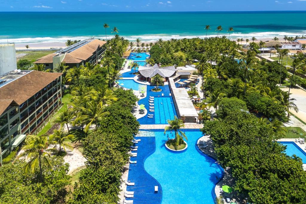 Vista aérea do Viva Porto de Galinhas Resort, com piscinas entre coqueiros e praia ao fundo