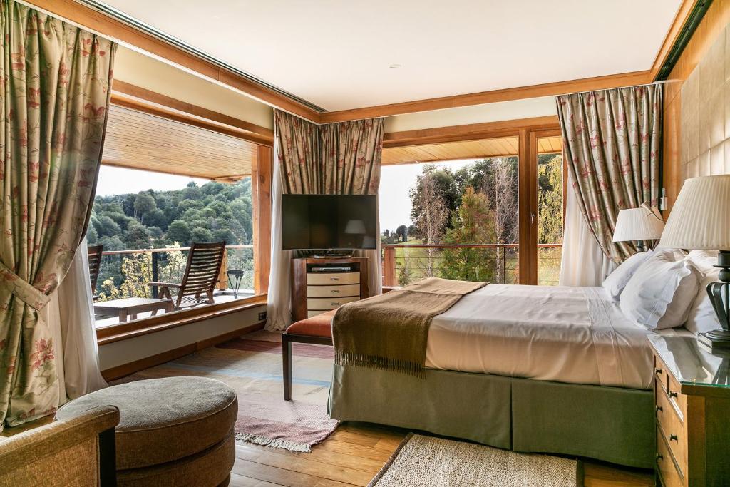 Quarto do La Justina Hostel, em Bariloche, com cama de casal e decoração inspirada nas montanhas.