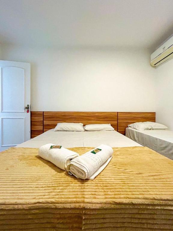 Quarto da Ibello Beach Pousada, em Cabo Frio, com cama de casal e cama de solteiro
