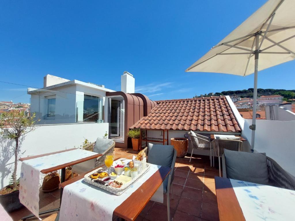 Terraço da Augusta Boutique House, em Lisboa, com mesas ao ar livre e café da manhã servido.