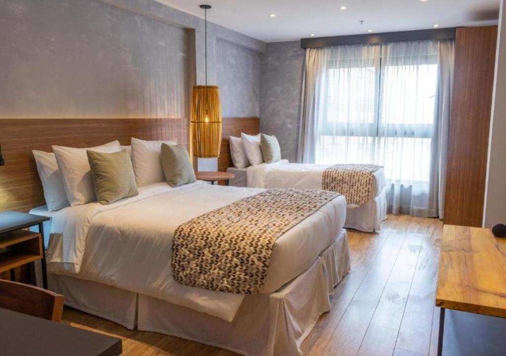 Quarto do Kastel Petrópolis, em Petrópolis, com duas camas e decoração contemporânea.